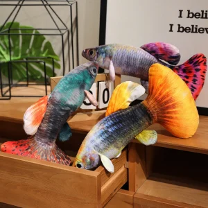 Guppy gosedjur som färgstark plyschkudde i fiskform, mjuk och dekorativ, 40–60 cm