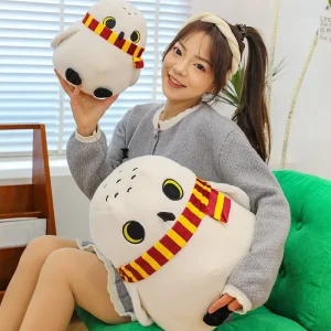 Mjuk Hedwig-uggla som plyschkudde med halsduk i animeinspirerad stil, 25–60 cm 7 Mjuk Hedwig-uggla som plyschkudde med halsduk i animeinspirerad stil, 25–60 cm
