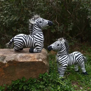 Naturtroget zebra gosedjur i stående form med realistiskt utseende som fotorekvisita