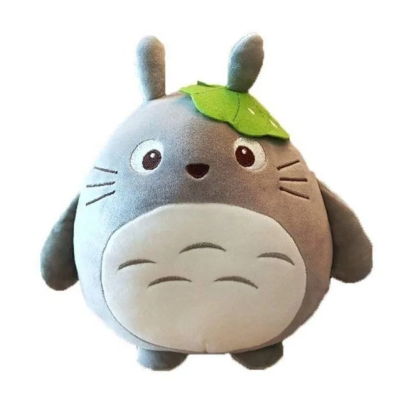 Totoro gosedjur, mjukt och fluffigt kramdjur från My Neighbor Totoro, 30–45 cm 17 Grå, rund mjukisfigur med ljus mage och grön bladformad hatt, visad framifrån.