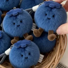 Nyckelring med blåbärsdesign, fluffig lyckobringare och flera figurvarianter