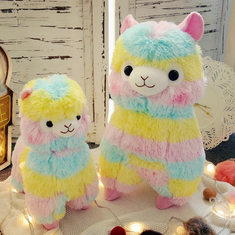 Får gosedjur, kawaii style och söt, alpaca regnbågsfärgad alpacka stil, 20 cm 22 Visa två regnbågsfärgade alpackor tillsammans i en inredd miljö.