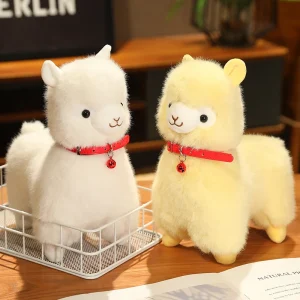 Alpaca gosedjur som gullig mjukisdocka i tecknad djurstil med bjällra, 25–35 cm