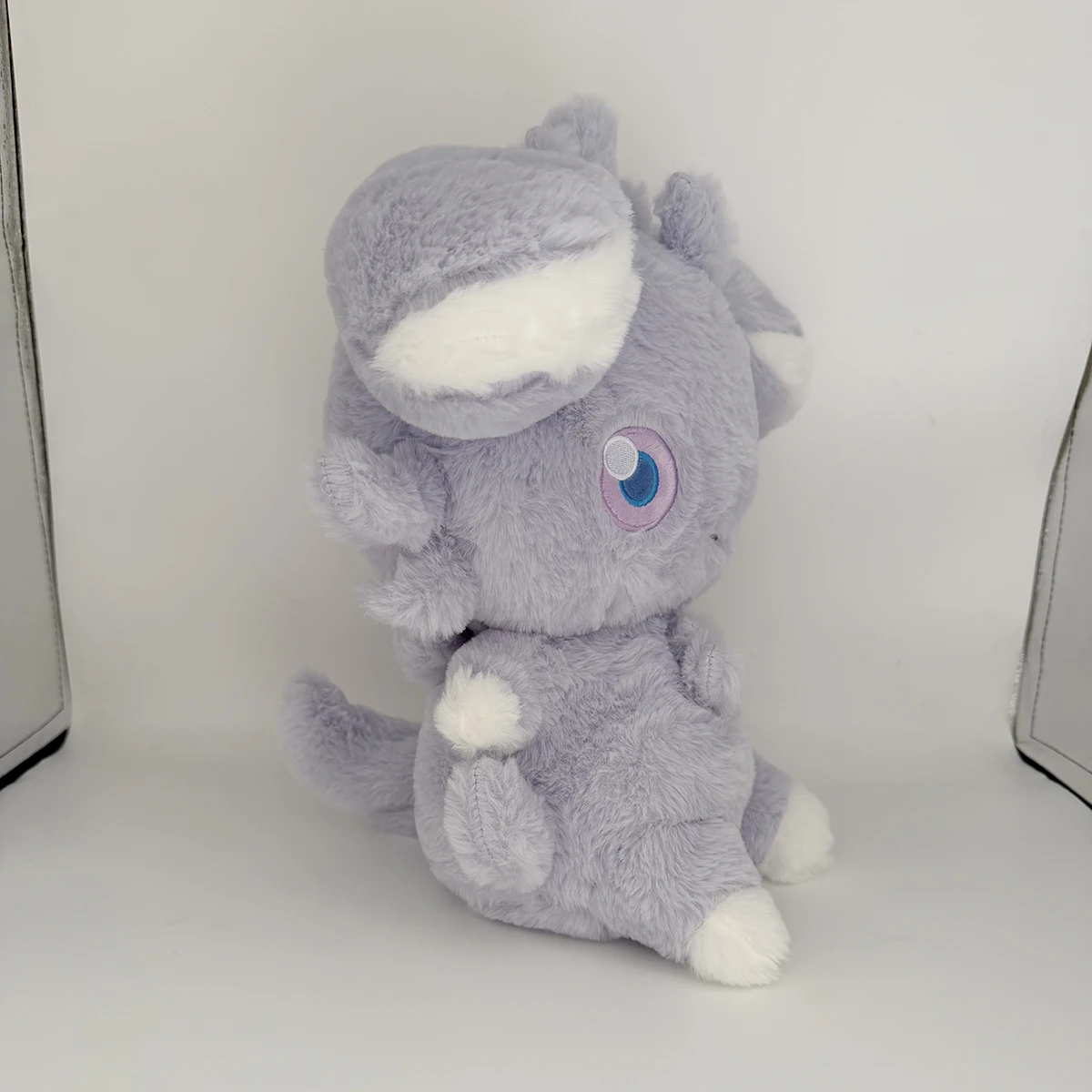 Pokémon Espurr som katt gosedjur, mjuk gosfigur för barn och som present till barn 22 Ljuslila Espurr-liknande mjukisdjur från sidan med rundad kropp och vita accenter.