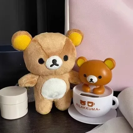 Rilakkuma Relax Bear, klassisk kawaii-björn som mjuk nyckelring och väskberlock för fans 20 Rilakkuma som brun mjuk björn med gula öron och vit magmarkering.