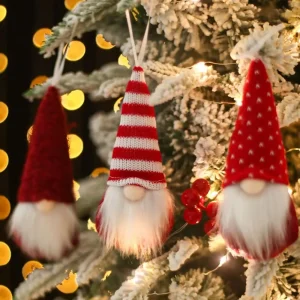 Julgranshängen med handgjorda, stickade minidockor i flera figurvarianter