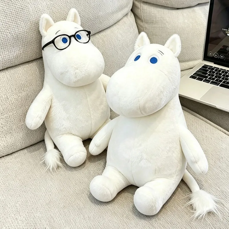 Hippo gosedjur som ankakudde, vit och söt, moomins anka tecknad stil, 35–50 cm 20 Två vita Muminliknande mjukisdjur med blå ögon, varav det ena har glasögon.