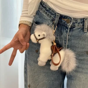 Söt fluffig ponny som nyckelring och väskdekoration med rem, kawaii westernstil