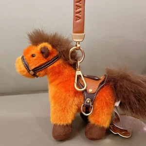 Söt fluffig ponny som nyckelring och väskdekoration med rem, kawaii westernstil