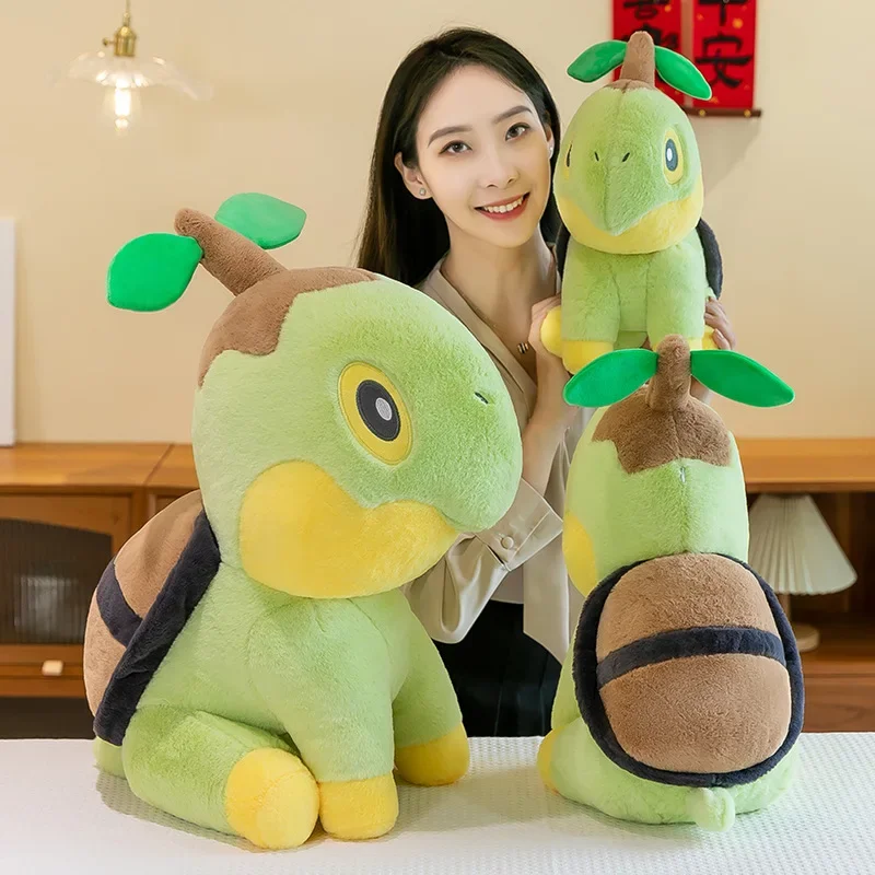 Pokémon Turtwig gosedjur som stor sköldpaddakudde i gullig anime-stil, 35–80 cm 20 Visa de gröna sköldpaddsliknande gosedjuren med gula detaljer tillsammans med en person.