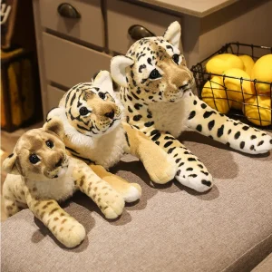 Sött och naturtroget lejon catamount gosedjur i liggande form med tiger- och leopardmotiv
