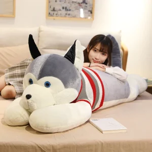 Alternative view of Jättestort kramvänligt hund gosedjur i tecknad Husky-design, lång kudde för vila