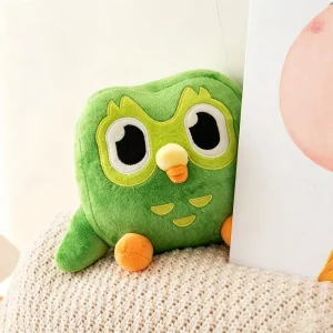 Grön uggla från Duolingo som mjukt gosedjur med karaktären Duo i söt tecknad stil 11 Grön uggla från Duolingo som mjukt gosedjur med karaktären Duo i söt tecknad stil