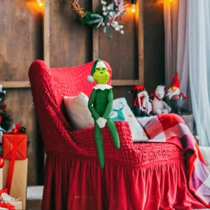 Christmas elf-gosedjur i anime-stil med julmotiv som dockfigur och hyllprydnad