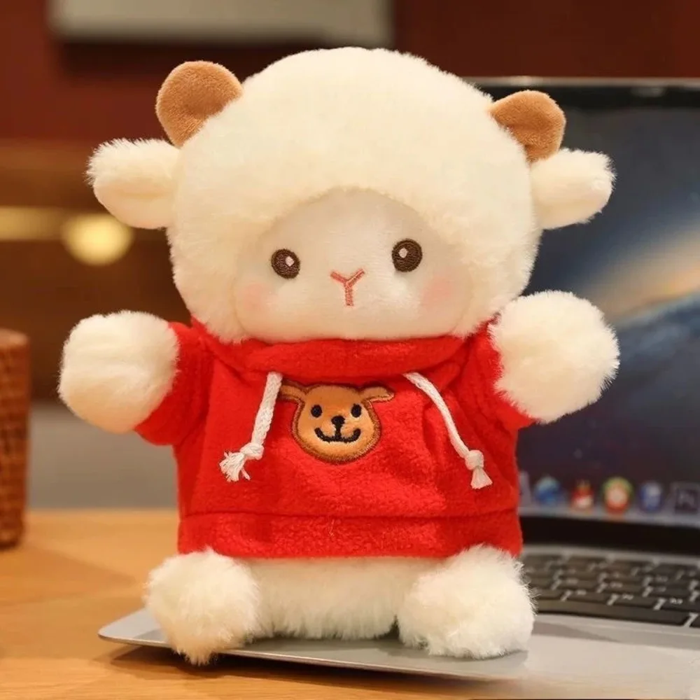 Kanin gosedjur som kramkudde med får, björn och alpacka i kawaii-stil med persikoblomma 37 Fårformad plyschfigur i röd hoodie med synliga ansiktsdetaljer.