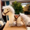 Söt fluffig ponny som nyckelring och väskdekoration med rem, kawaii westernstil
