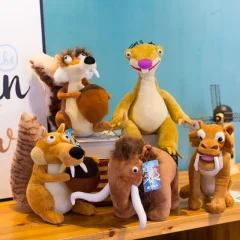 Disney Ice Age sabeltandad tiger gosedjur med mammut, ekorre och sengångare i gripdesign