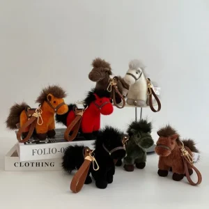 Söt fluffig ponny som nyckelring och väskdekoration med rem, kawaii westernstil
