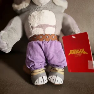 Alternative view of Universal Studios officiellt panda gosedjur med Tai Lung, snöleoparden från Kung Fu Panda