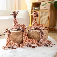 Giraffe gosedjur i liggande design, realistiskt och fluffigt vilddjursmotiv för soffan