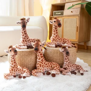 Giraffe gosedjur i liggande design, realistiskt och fluffigt vilddjursmotiv för soffan
