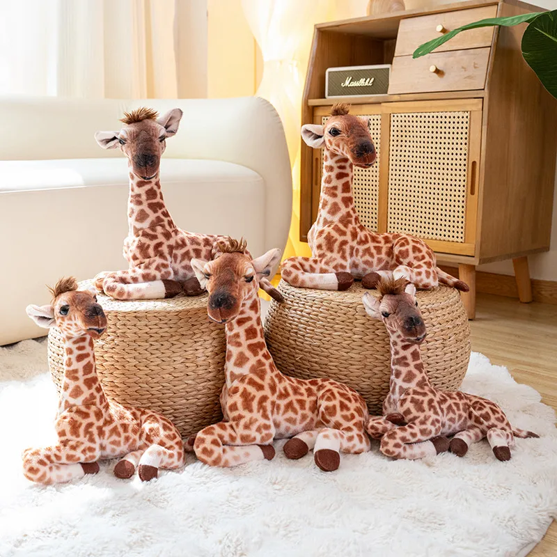 Giraffe gosedjur i liggande design, realistiskt och fluffigt vilddjursmotiv för soffan 1 Giraffe gosedjur i liggande design, realistiskt och fluffigt vilddjursmotiv för soffan