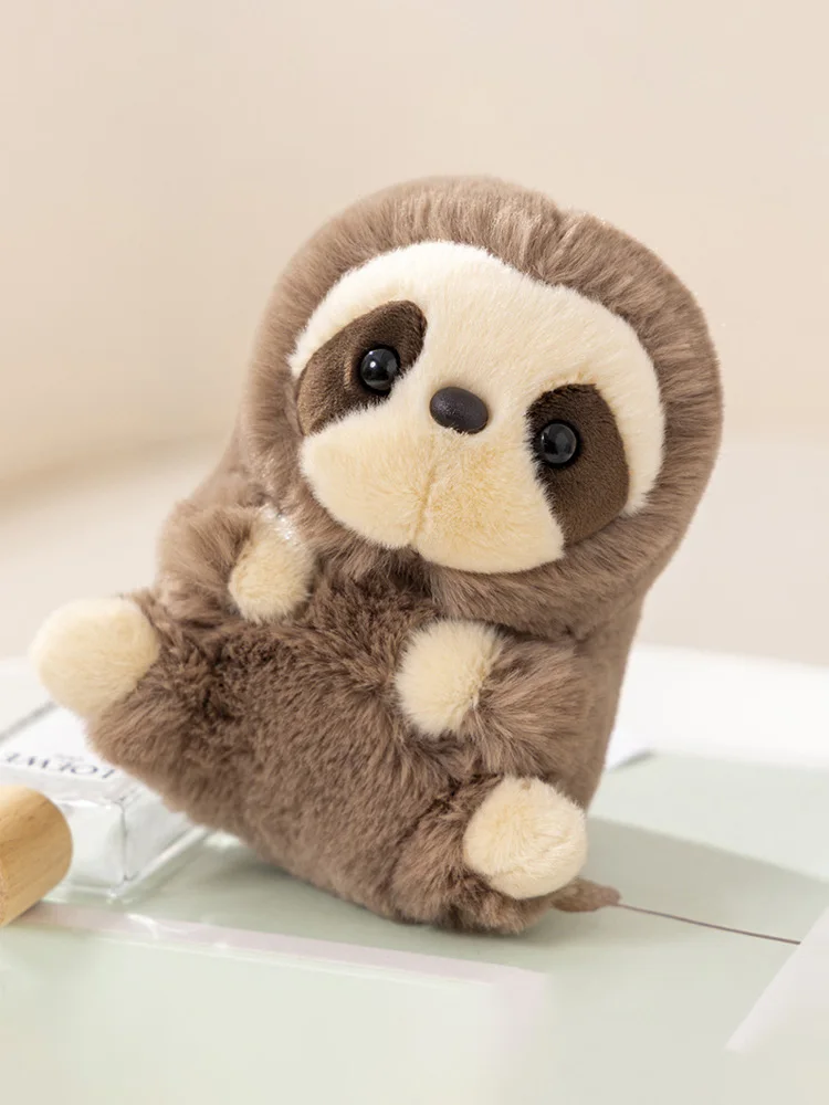 Sloth gosedjur, Adorable och anime style, charmigt naturtrogen animeinspirerad stil 21 Brun sengångarplush med krämfärgat ansikte och tassar.