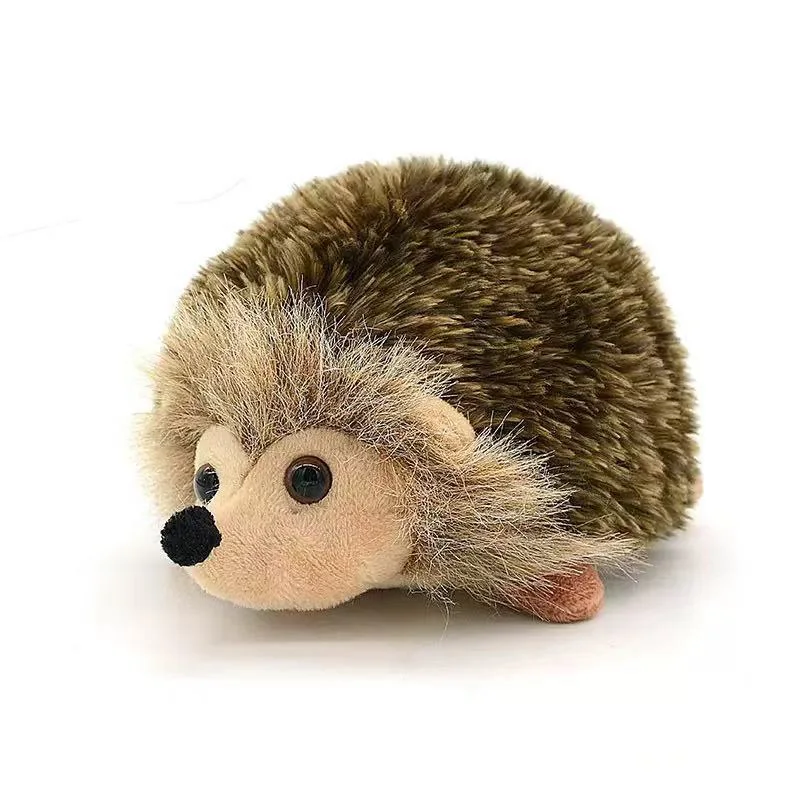 hedgehog gosedjur i söt och charmig stil, ett mjukt litet kramdjur på, 15 cm 21 Brun och beige igelkottsfigur i närbild mot vit bakgrund.