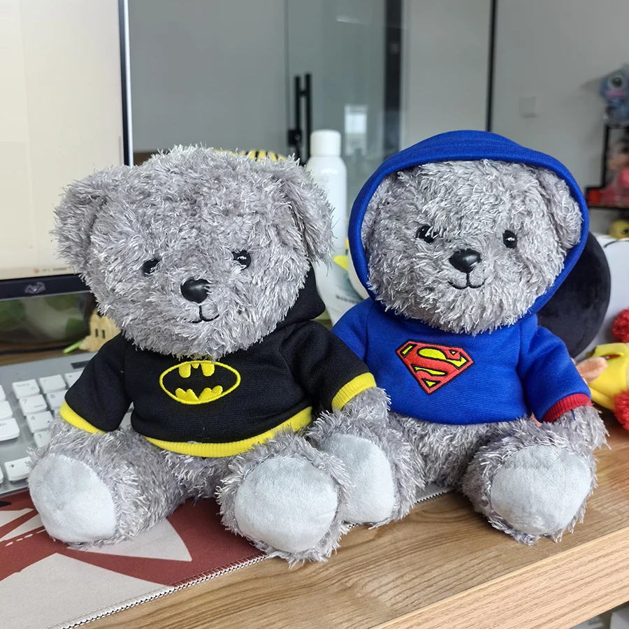 Björn gosedjur från DC Comics med Batman och Superman i klassisk hjältestil, 20 cm 2 Björn gosedjur från DC Comics med Batman och Superman i klassisk hjältestil, 20 cm - Bild 2