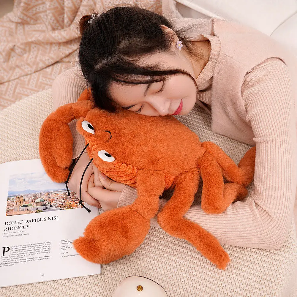 lobster gosedjur med krabba, mjuka och naturtrogna tecknade havsdjur för barn 20 En person håller och kramar en mjuk plyschkrabba.