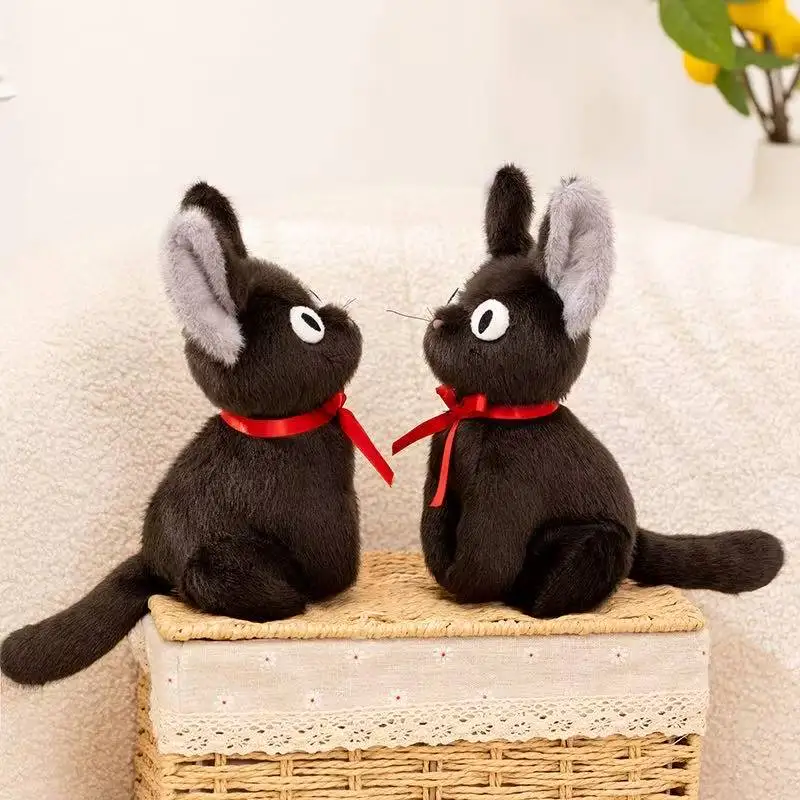 Svart katt gosedjur med kawaii-inspirerad häxdesign, handgjord animefigur för barn 20 Två svarta plyschkatter som sitter på en korg.
