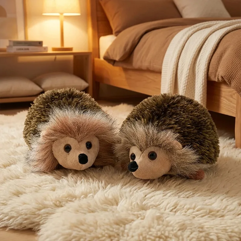 hedgehog gosedjur i söt och charmig stil, ett mjukt litet kramdjur på, 15 cm 20 Två bruna igelkottsmjukisar på en ljus matta i ett sovrum.