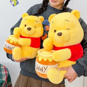 Winnie the Pooh gosedjur som stor och söt björnkudde i tecknad stil, 32–90 cm 10 Winnie the Pooh gosedjur som stor och söt björnkudde i tecknad stil, 32–90 cm
