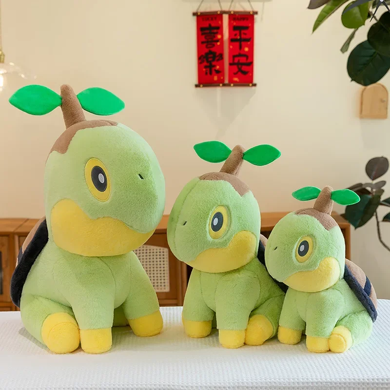 Pokémon Turtwig gosedjur som stor sköldpaddakudde i gullig anime-stil, 35–80 cm 21 Visa de tre gröna gosedjuren i olika storlekar bredvid varandra.