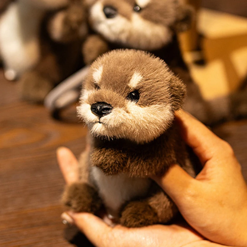 Söt realistisk utter i kawaii-tecknad stil, mjuk plyschfigur som nyckelring för väska 18 Mjuk brun utterfigur med ljus undersida, visad i hand.