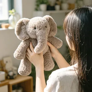 Elefant gosedjur eller apa som liggande tecknad följeslagare för barn, 35–52 cm