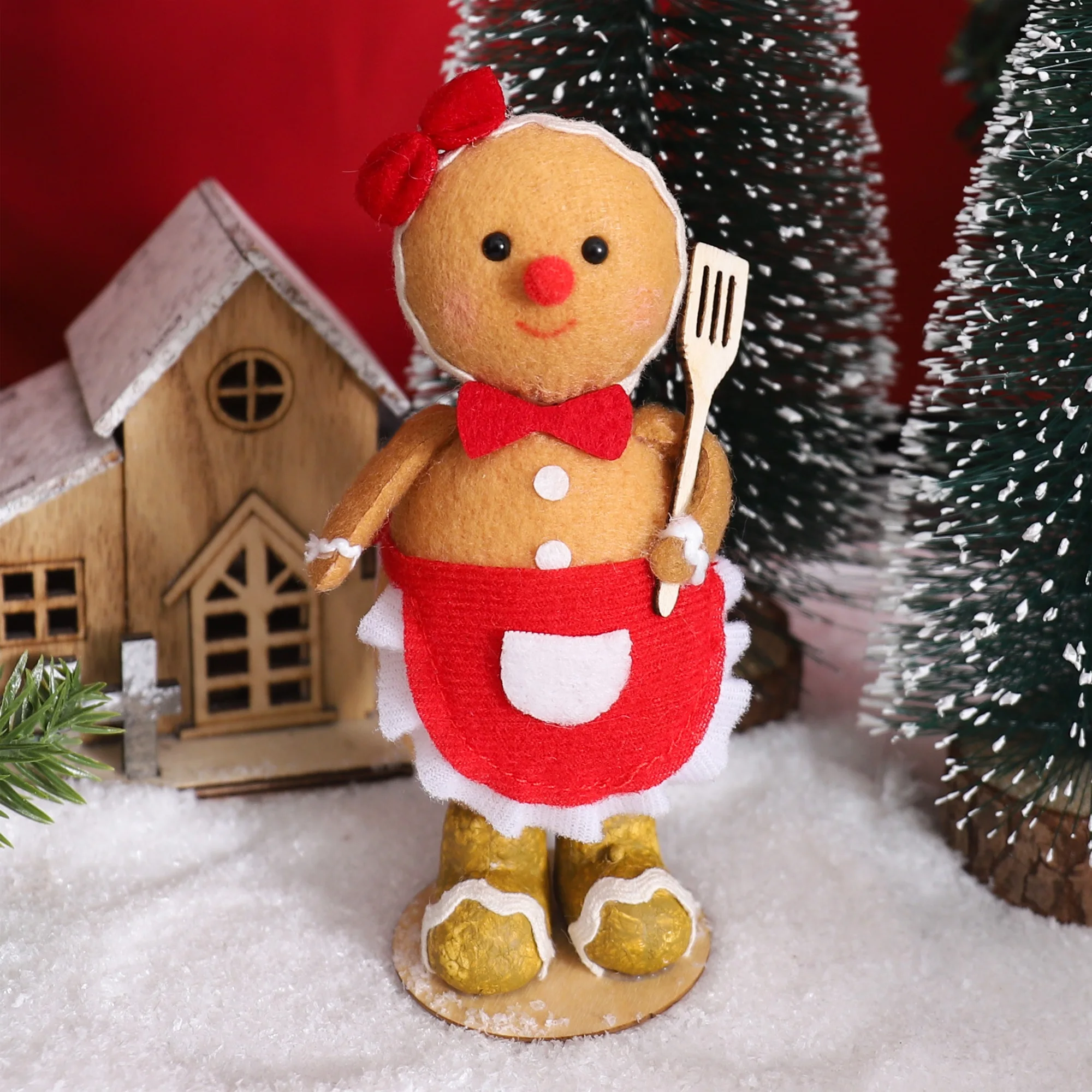 Gingerbread man som nyckelring, Sitter design och Chef design, mandekoration 25 Visa pepparkaksgubben med rött förkläde i ett snöigt jullandskap.