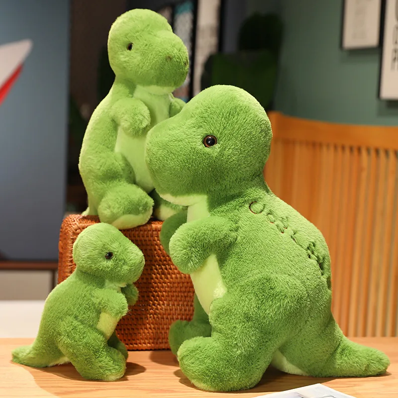 Dinosaurie gosedjur med tecknad design och känsla samt naturtrogen form, 28–50 cm 27 Tre gröna dinosaurieplyschleksaker i olika former, med en större längst fram.