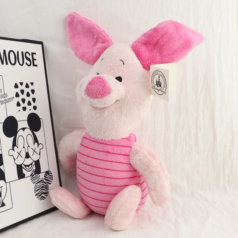 Piglet gosedjur, anime style och kawaii (söt) style, winnie pooh gris stil, 30 cm 19 Den sittande ljusrosa grisplyschen visas snett framifrån med randig tröja.