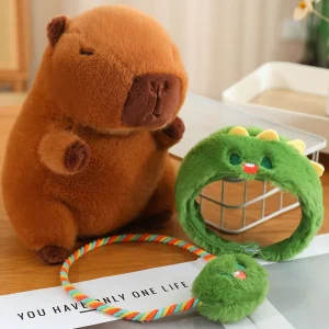 Kanin gosedjur i form av en capybara med kanin- och grodhatt som crossbodyväska, 50 cm