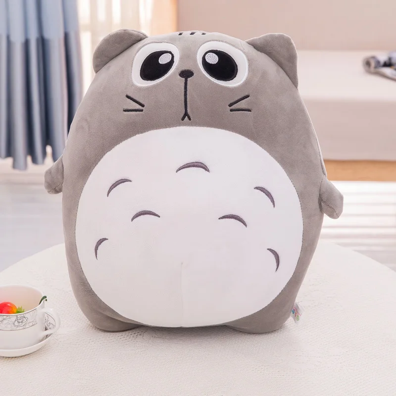 Stor grå katt som gosedjur i söt Totoro-stil, kattkudde och plyschkudde, 30–70 cm 20 Grått kattlikt mjukisdjur sitter upprätt i en ljus rumsmiljö.