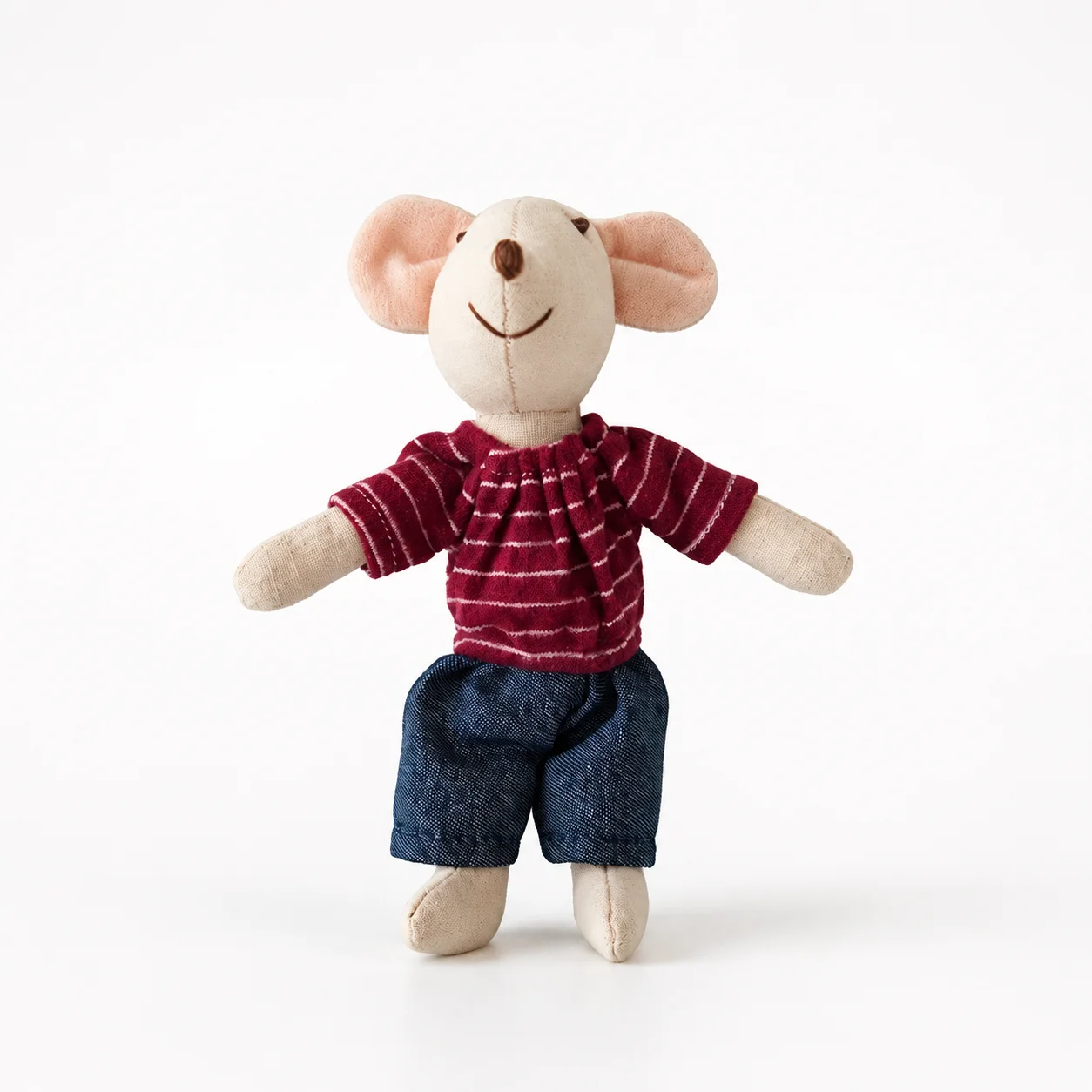 Mus gosedjur, Crochet dresses och Handmade, handgjort miniformat söta virkade 41 En tygmus i vinröd randig tröja och mörkblå shorts, sedd framifrån.