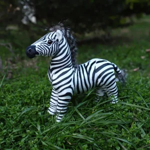 Naturtroget zebra gosedjur i stående form med realistiskt utseende som fotorekvisita