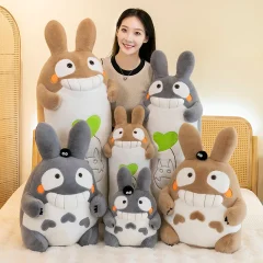 Totoro-kudde med stort leende, söt tecknad karaktärsdesign och mjuk lång form