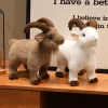Mjuk och fluffig getfigur i tecknad dockstil med nyckelring, 16–30 cm 16 Mjuk och fluffig getfigur i tecknad dockstil med nyckelring, 16–30 cm