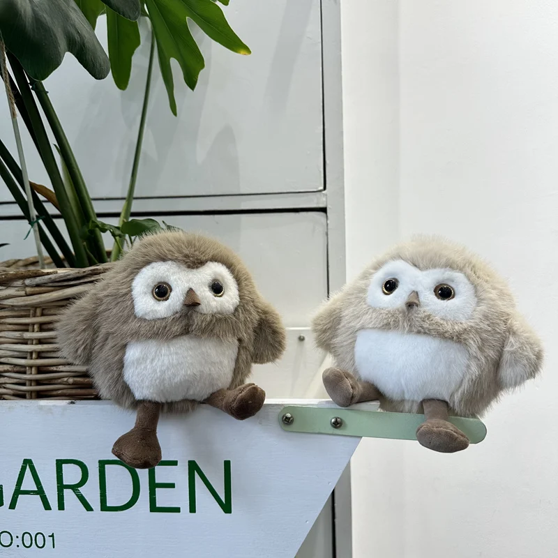 Uggla gosedjur, Adorable och Funny, sött charmigt skojigt rund, 20 cm 18 Två uggleformade mjukisdjur i gråbruna och ljusare nyanser, fotograferade i en inomhusmiljö.