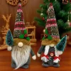 Gnome gosedjur som ansiktslös julfigur i söt nordisk skogsstil med rustik design