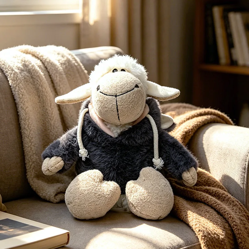 Får och lamm gosedjur, Wearing clothing och Described as high quality, 30–36 cm 18 Visa det sittande fårgosedjuret i svart klädsel med ljusa detaljer.