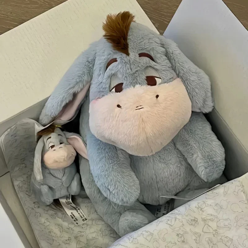 Eeyore gosedjur som plyschkudde, tecknad style och söt, sött dekorativ kudde, 30 cm 22 Jämför två storlekar av den ljusblågrå åsneplyschen.