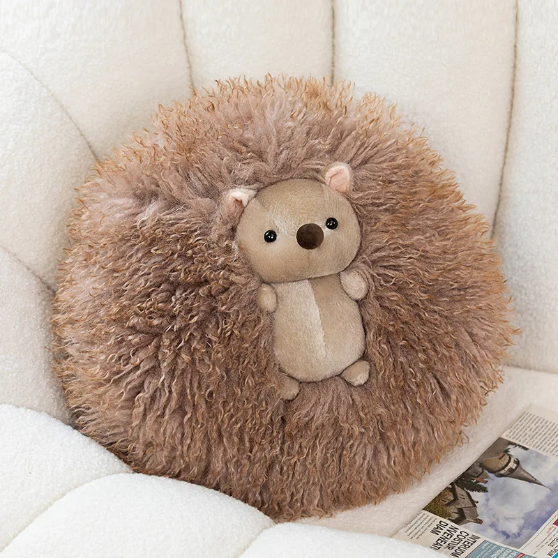 Panda gosedjur som pandakudde, kawaii style och Chubby, 30–40 cm 23 Brun, rund igelkottsplysch med ljus mage och ansikte på en soffa.